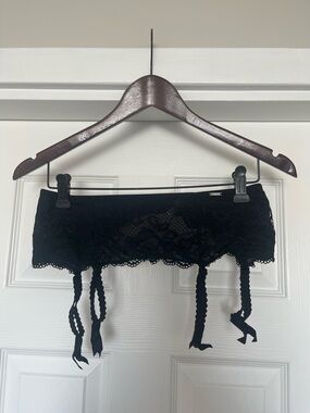 La Vie En Rose Black Lace Garter Belt